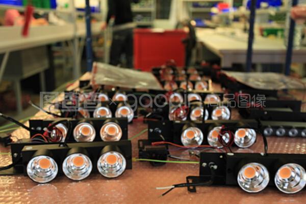 制造中的LED灯光组合器材 架构、选型与集成指南